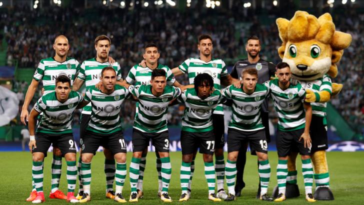 Sporting CP players line up